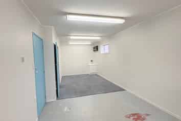 130M³ RETAIL/OFFICE FOR LEASE
