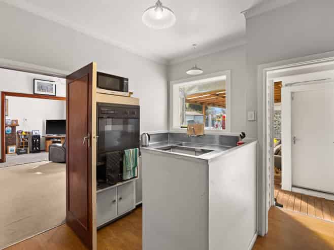 812 Lyell Street, Akina