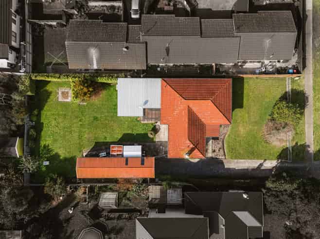 812 Lyell Street, Akina