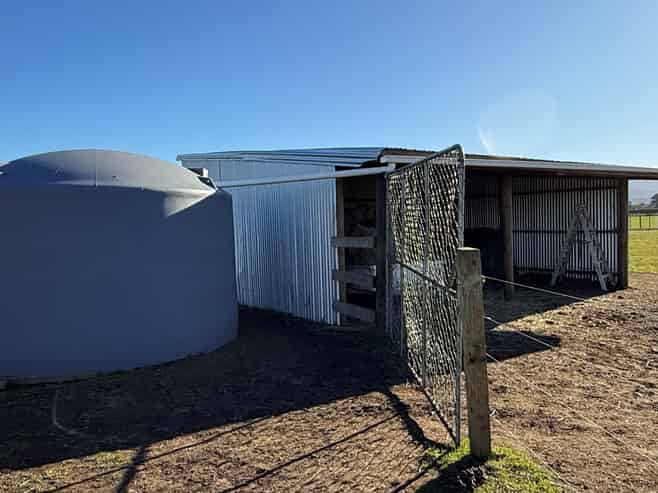 19 Black Road, Ashley Clinton