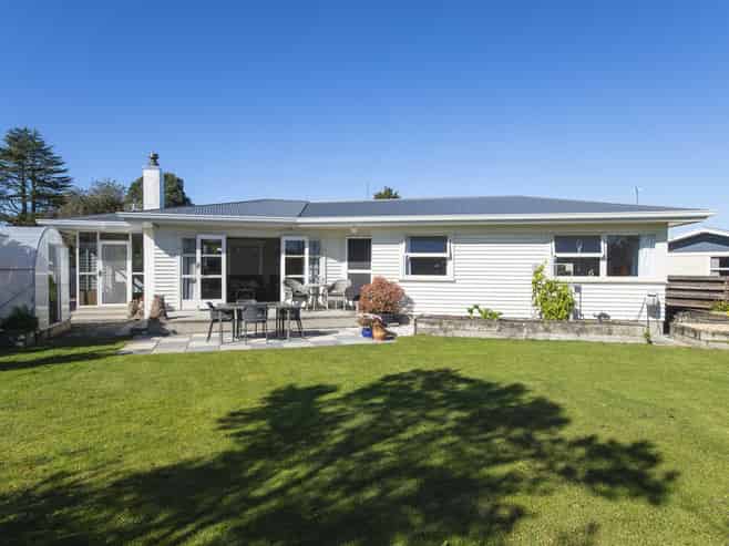 2 Lytton Road, Riverdale