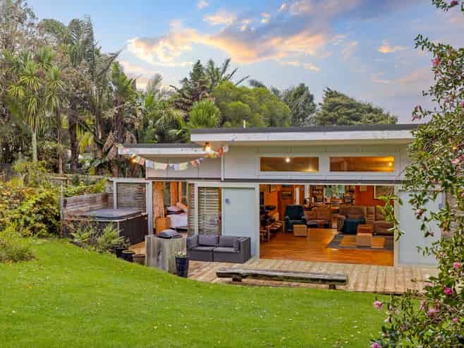18 Tasman View Road, Bethells Beach