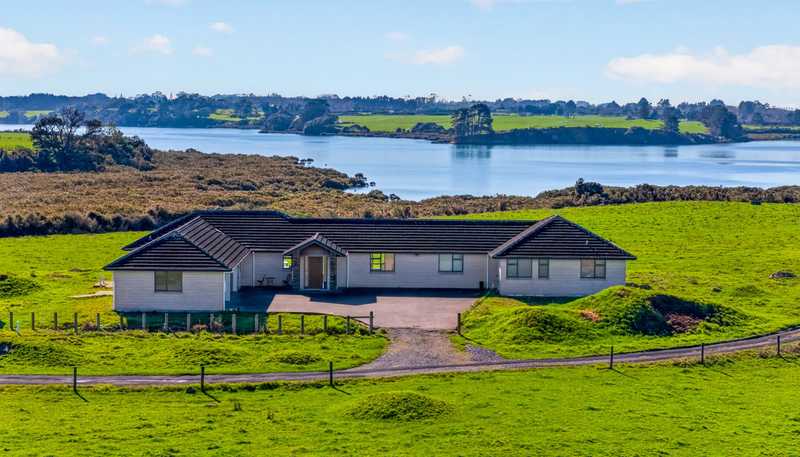 251, 256 a Glenbrook Beach Road, Glenbrook