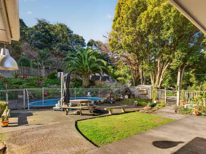 1242 East Coast Road, Redvale