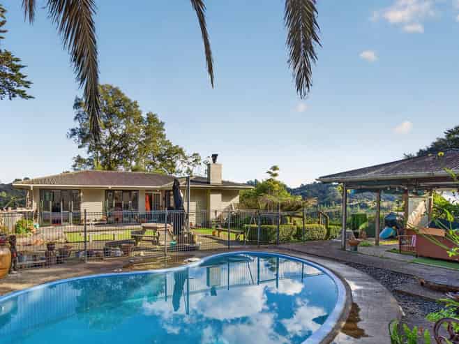1242 East Coast Road, Redvale