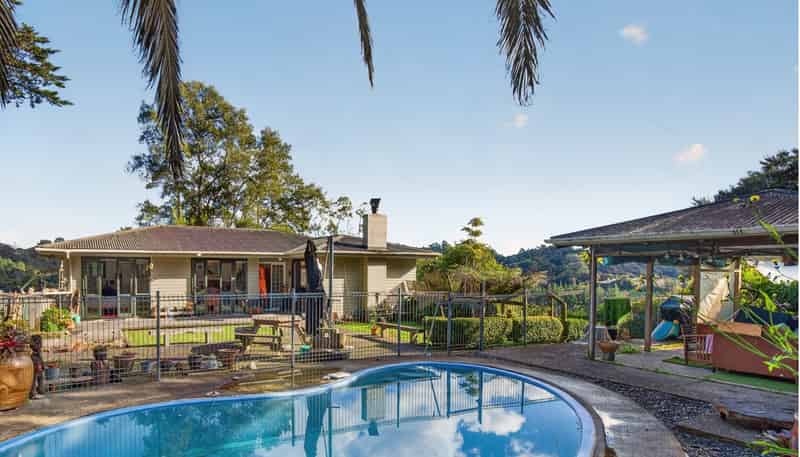 1242 East Coast Road, Redvale