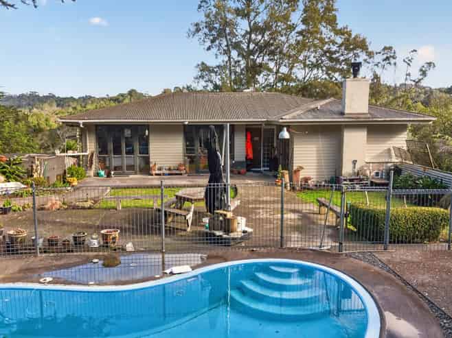 1242 East Coast Road, Redvale