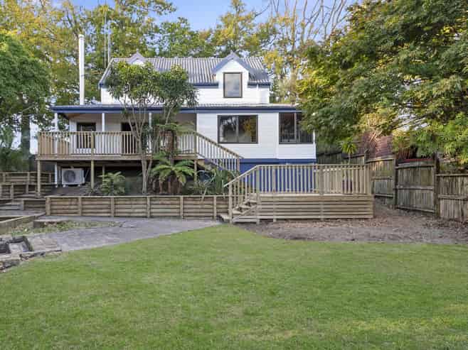955 River Road, Queenwood
