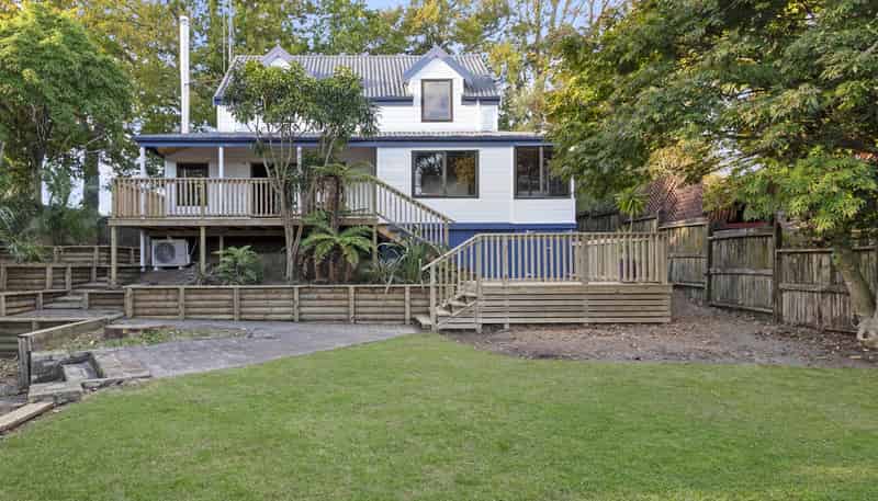 955 River Road, Queenwood