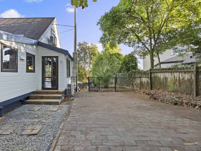 955 River Road, Queenwood