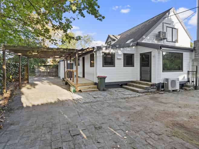 955 River Road, Queenwood