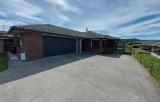 50 Percy Kinsman Crescent, Riverstone Terraces