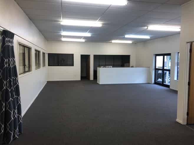 Versatile Onekawa  Showroom, Warehouse & Office