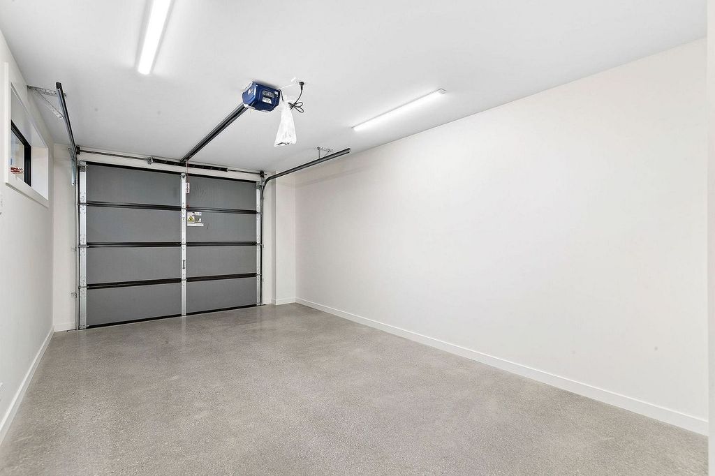 2-Bed, 2-Bath Townhouse with Garage & 1 Car Park! 4