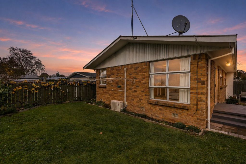 Brick, 2 Brms & Under $500K – Yes, in Cambridge 1