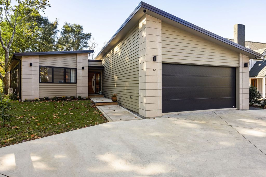 Motivated To Sell - Modern Luxury & River Views 4
