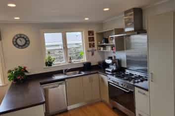 10 Bristol Avenue, Brookfield