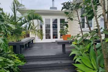 10 Bristol Avenue, Brookfield