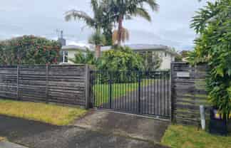 10 Bristol Avenue, Brookfield