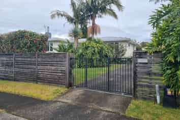 10 Bristol Avenue, Brookfield