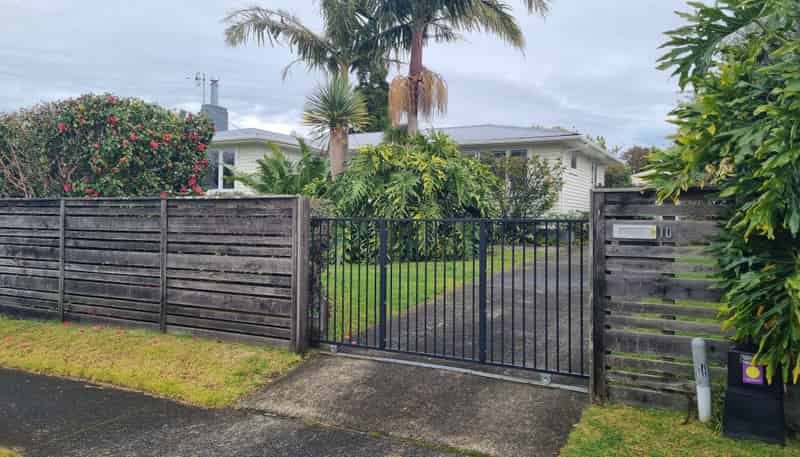 10 Bristol Avenue, Brookfield