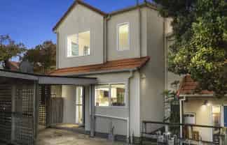a/22 Hall St, Newtown