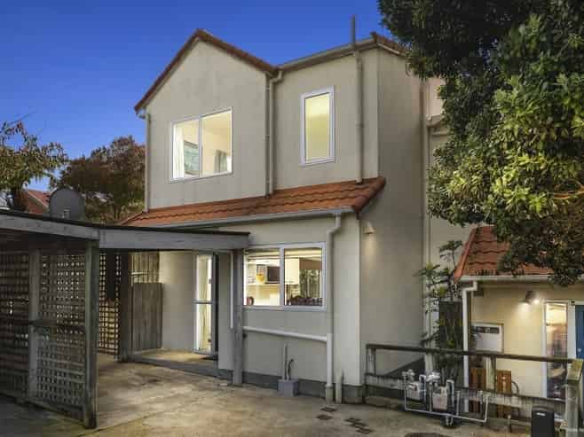 a/22 Hall St, Newtown