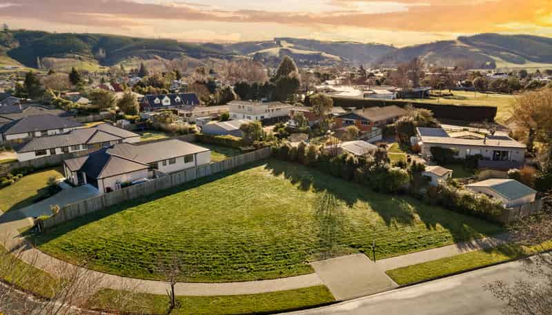 4 Three Kings Court, Outram