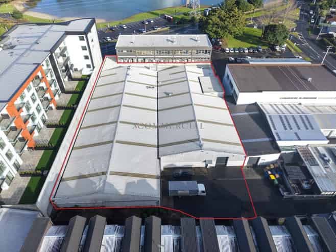 300 AMP Supply next to SH20