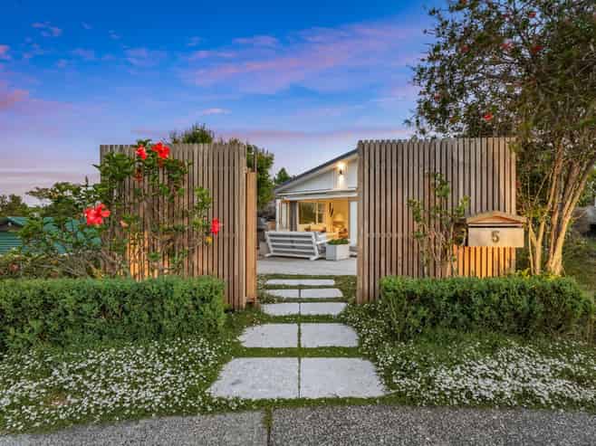 5 Chevron Place, Castor Bay