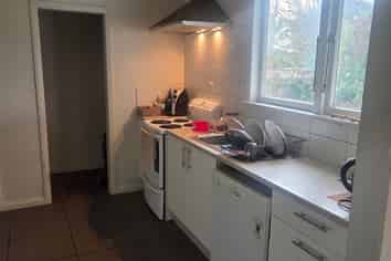 1001 Wall Road, Raureka