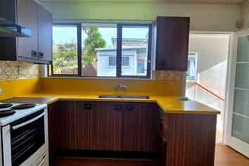8 Whittle Place, New Windsor