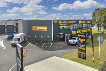 For sale or lease with vacant possession