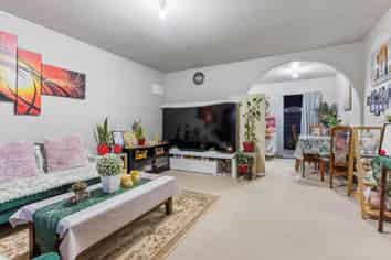 2/41 Challen Close, Conifer Grove