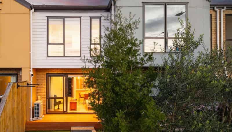 5/1A Royal View Road, Te Atatu South