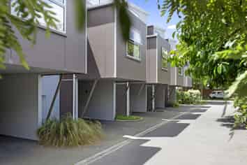 2/3 Grove Road, Addington