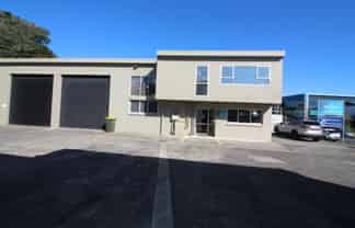 Tidy office/warehouse offered for lease