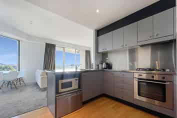 402/86 The Strand, Parnell