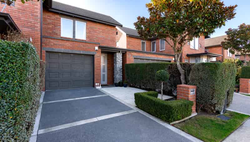 7 Henley Green, Northwood