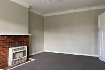 73 Whites Line East, Waiwhetu