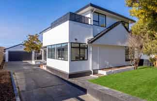 6 Greenhaven Drive, Burwood