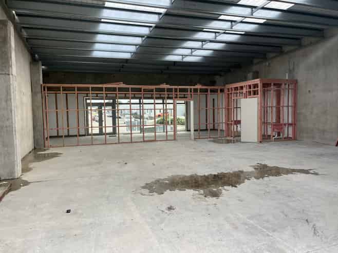 High Profile Showroom/Warehouse