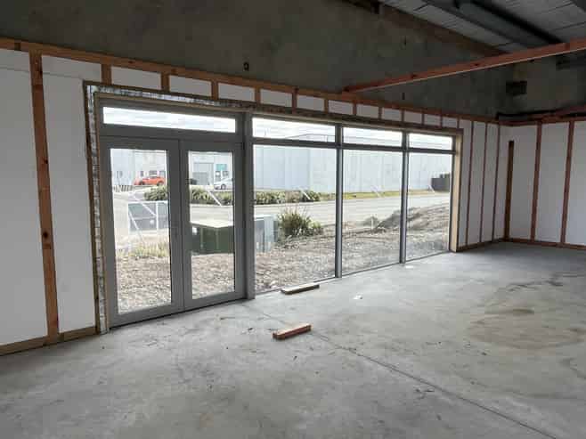 High Profile Showroom/Warehouse