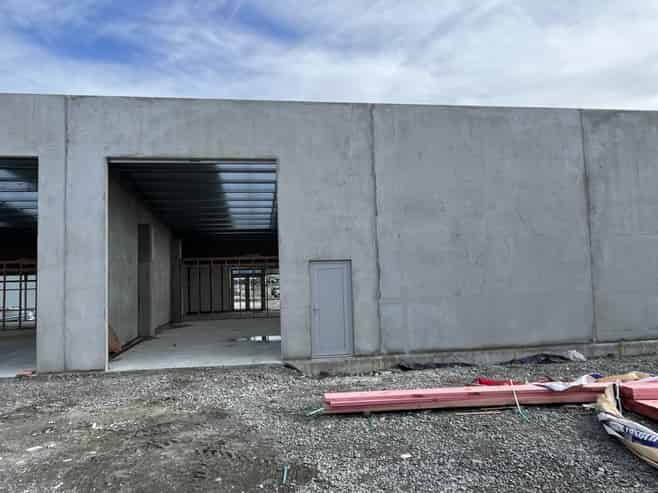 High Profile Showroom/Warehouse