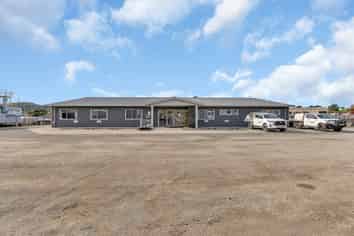 Secure yard. Workshop. Office.