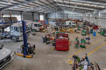 Secure yard. Workshop. Office.