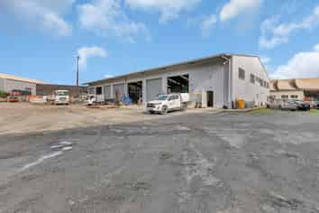 Secure yard. Workshop. Office.