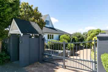 8 Robieson Lane, Roseneath