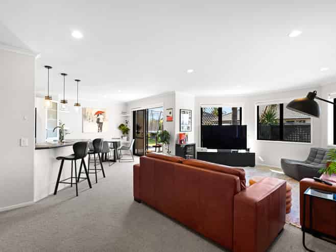 35 Stoneleigh Drive, Chartwell