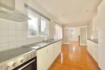 24 Trojan Cres, New Lynn